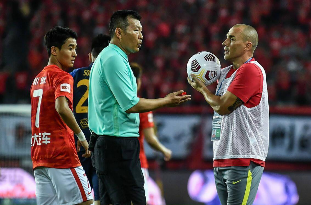  英超裁判争议判罚，引发舆论风暴  